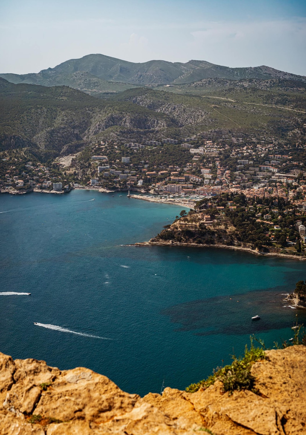 Eaux turquoise et falaises de la côte méditerranéenne