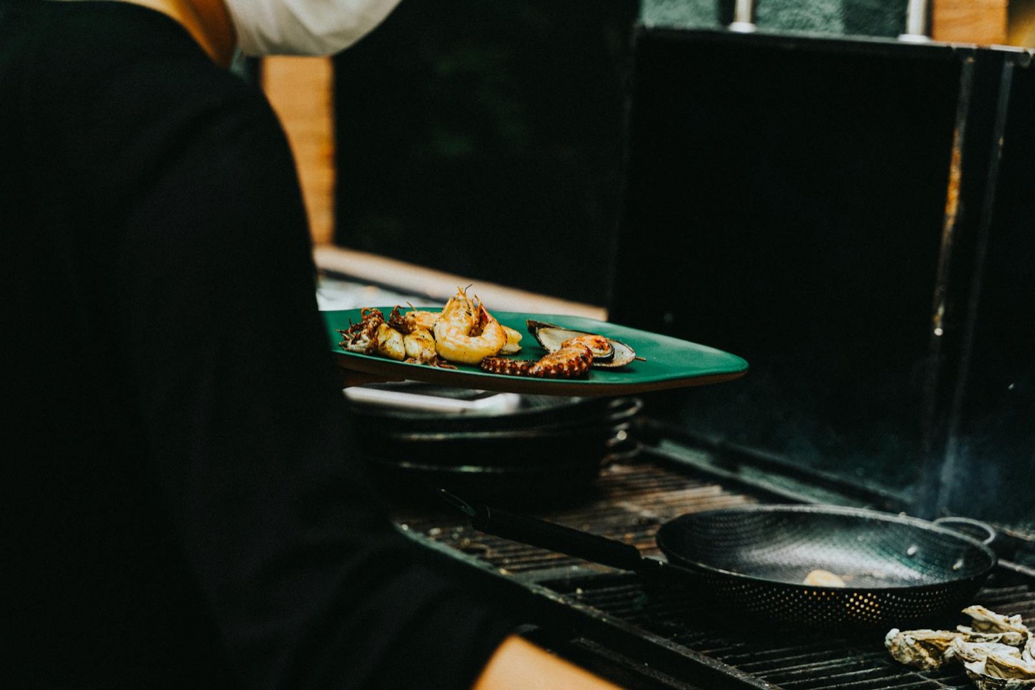 Préparation de tapas grillées au feu