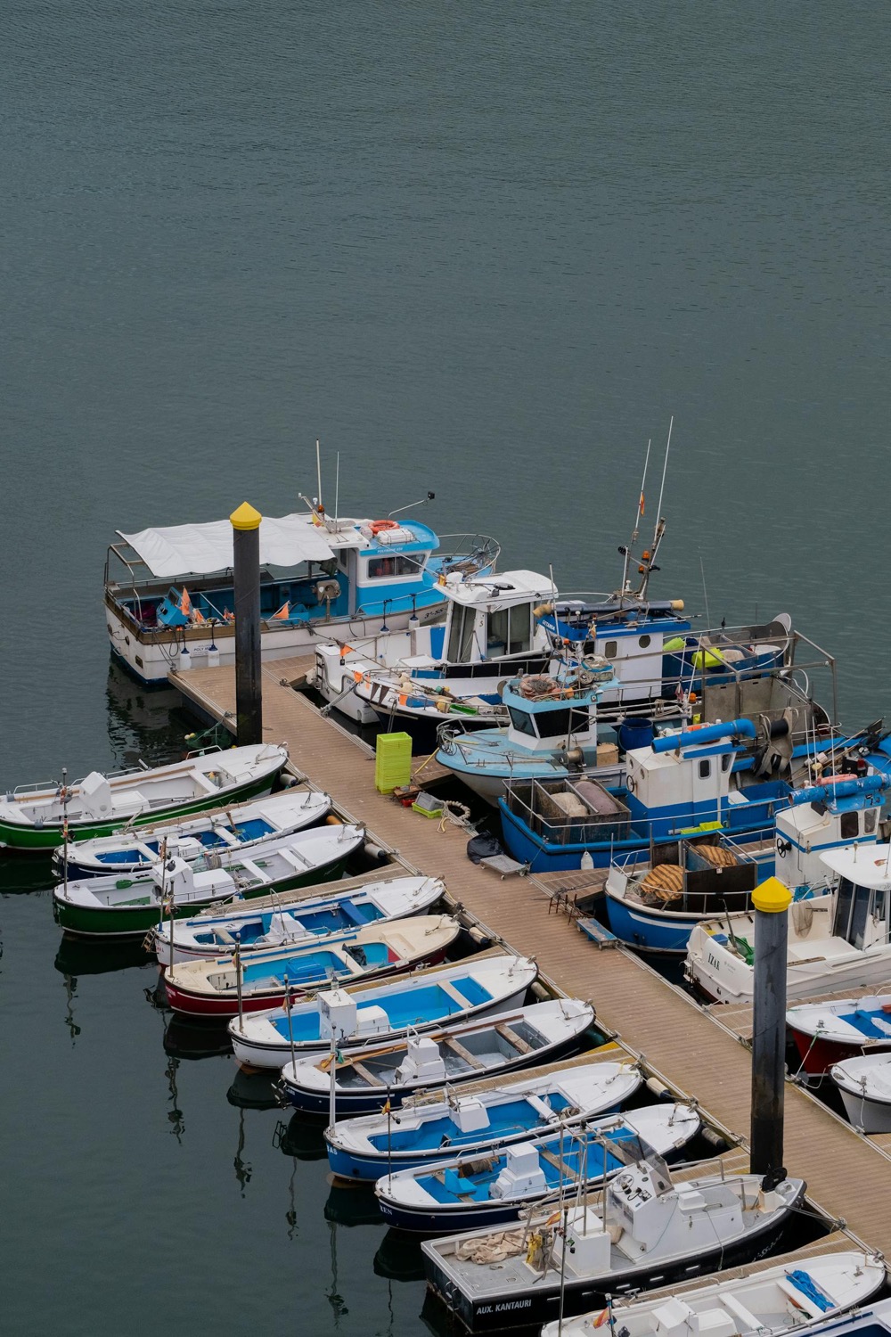 Petits bateaux amarrés au ponton