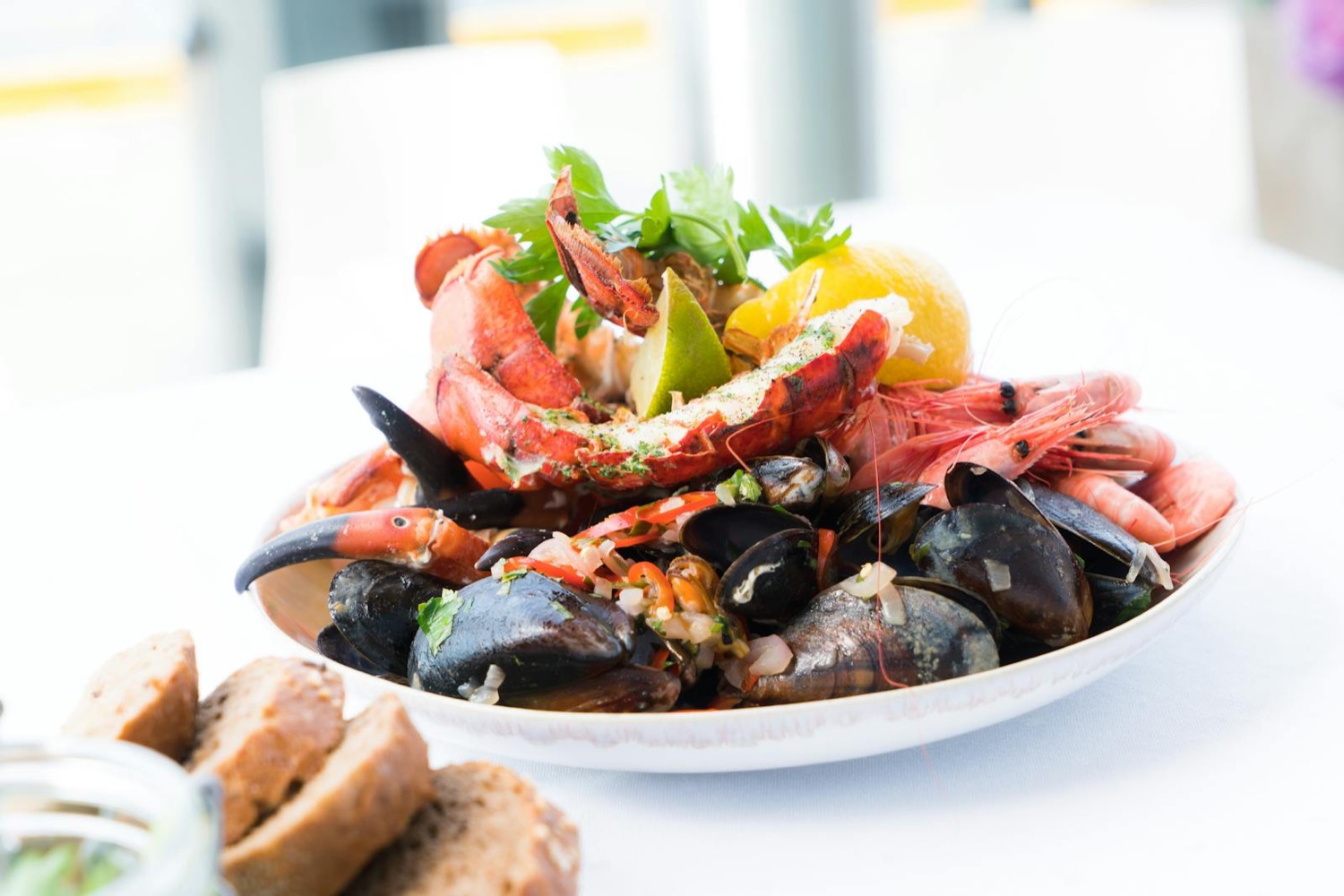 Plateau de fruits de mer avec homard, moules, gambas et citron
