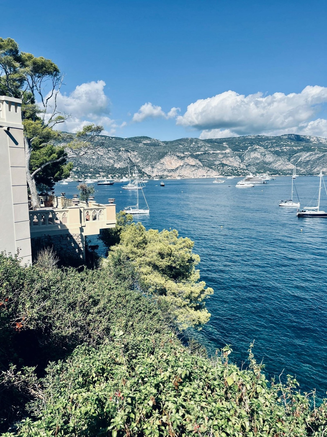 Voiliers en Méditerranée, vue depuis la côte